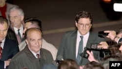 Alija Izetbegović stiže na mirovne pregovore u Dejtonu u pratnji Ričarda Holbruka.