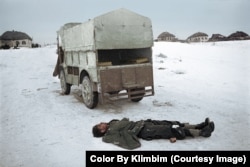 Труп итальянского солдата рядом с "Фиатом" под Сталинградом. Во время Второй мировой войны Бенито Муссолини отправил технику и войска на помощь Гитлеру под Сталинград - в качестве "жеста солидарности".