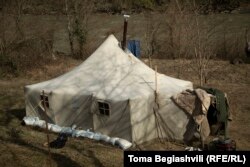 "რიონის ხეობის მცველების" კარავი ნამოხვანში. კარვის აღების მოტივად პოლიცია მაშინ რიონის ადიდებას და უსაფრთხოებას ასახელებდა.