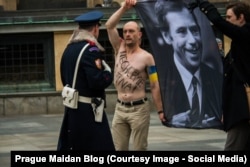 Отакар Ван Гемунд під час групового протесту у Празькому граді