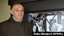 Otac Zvonko pored fotografije koja prikazuje nošnje iz Dervente