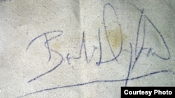 ბობ დილანის მიერ თბილისში ვიზიტისას ხელსახოცზე გაკეთებული ავტოგრაფი (მალხაზ ხარბედიას ფოტო)