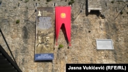 Lokalna uprava nema nikakvog formalnog učešća u cijeloj priči, tvrdi načelnik Opštine Budva (Na fotografiji pano na starogradskom bedemu, april 2018)