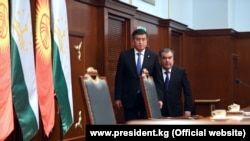 иденты Кыргызстана и Таджикистана Сооронбай Жээнбеков и Эмомали Рахмон. Душанбе.