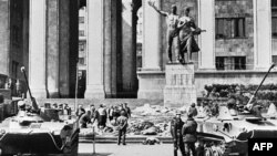 რუსული ტანკები რუსთაველზე, საქართველოს პარლამენტის შენობასთან 1989 წლის 9 აპრილის სისხლიანი დარბევის შემდეგ 