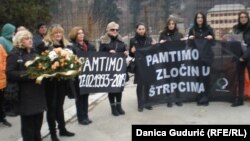 Žene u crnom na obeležavanju zločina u Štrpcima