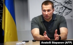 Pavlo Kirilenko pe când era șeful administrației militare din Donețk, adresându-se jurnaliștilor la Kramatorsk, în iulie 2022.