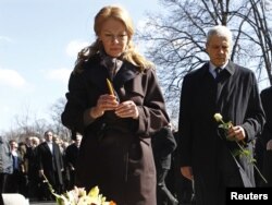 Supruga Zorana Đinđića, Ružica Đinđić i predsednik Srbije Boris Tadić na obeležavanju 9. godišnjice od smrti premijera, 12. mart 2012.