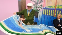 Хокни представя широкоформатната си книга "SUMO - A Bigger Book" с принтове на свои произведения на щанда на издателство Taschen на Франкфуртския панаир на книгата в Майн, Германия, 19 октомври 2016 г.