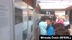 Posetioci izložbe o stećcima