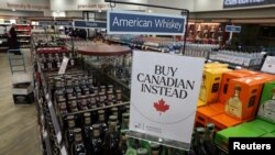 Magazinele canadiene de băuturi deja au scos de pe rafturi cele mai populare băuturi importate din SUA, în urma taxelor vamale reciproce anunțate de Washington și Ottawa. 