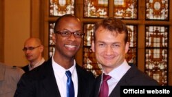 Adrian Coman și Clai Hamilton.