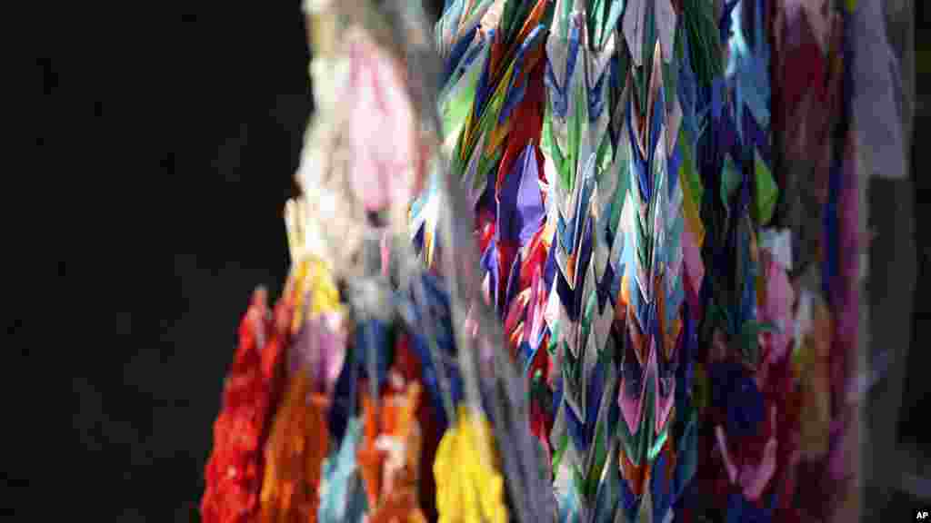 Áldozati ajándékként az emlékezők papírmadarakat helyeztek el az egykori kórház közelében, Ninoshima szigetén, ahová 80 évvel ezelőtt, az első atombomba robbanása után több ezer halottat és haldoklót szállítottak