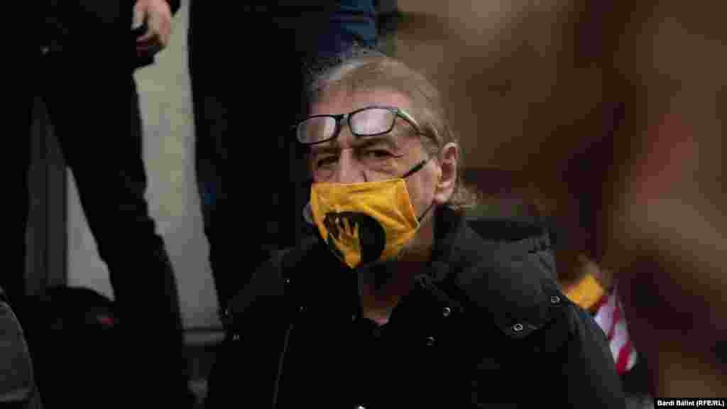 Mucsi Zoltán is részt vett az SZFE-tüntetésen az Innovációs és Technológiai Minisztérium épülete előtt 2020. október 19-én.