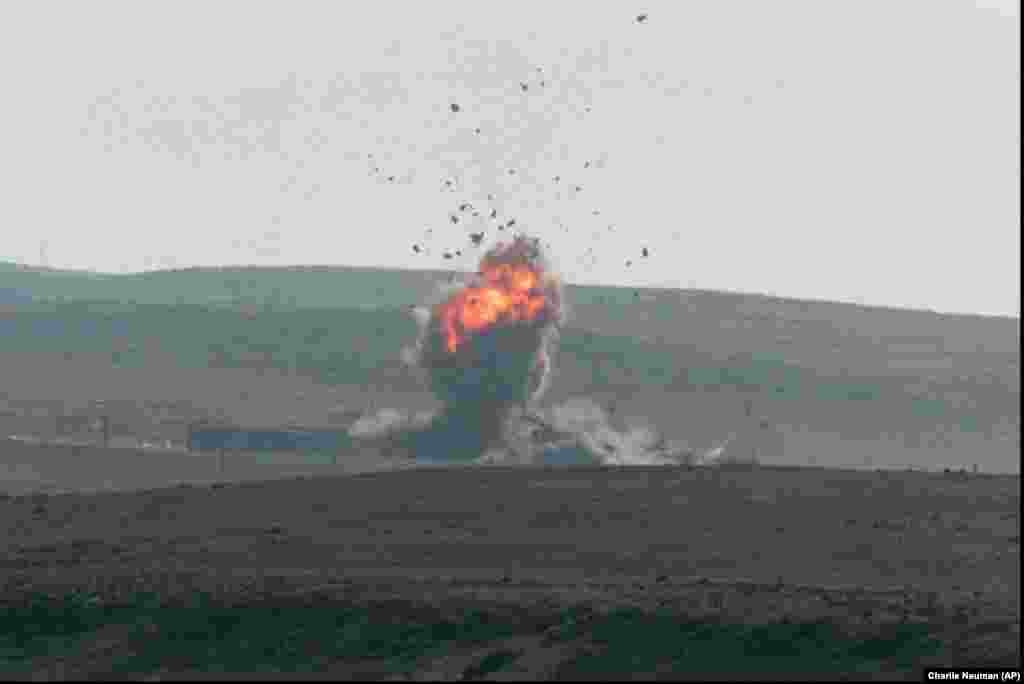 Во время телефонного разговора в начале июля президент Трамп, как сообщается, спросил Зеленского: "Можете ли вы ударить по Москве? [...] Можете ли вы ударить и по Санкт-Петербургу?" Утверждается, что президент Украины ответил: "Конечно. Если вы дадите нам оружие". 15 июля Трамп отрицал, что намерен вооружить Киев ракетами большой дальности, заявив журналистам: "Мы не собираемся этого делать".На фото - запущенная с подводной лодки ракета "Томагавк" поражает цель на острове Сан-Клемент, испытательном полигоне ВМС США у побережья Южной Калифорнии, во время испытаний в ноябре 1998 года.