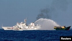 Brod kineske Obalne straže lansira vodeni top prema filipinskom brodu za snabdijevanje, 4. maj, okolina Drugog Tomasovog grebena u Južnom kineskom moru