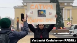 Одиночный пикет журналистки Асем Жапишевой в Алматы. 20 января 2025 года.