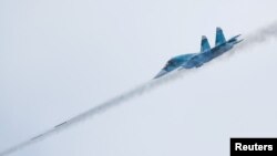 Një avion luftarak rus, Sukhoi Su-34, lëshon raketa gjatë një gare pranë Rijazanit në Rusi.