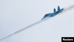 Un bombardier rus Suhoi Su-34 trage rachete în timpul unui exercițiu militar în afara orașului Riazan din Rusia.