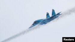 Un avion de vânătoare și bombardament Suhoi 34 (Su-34) al Forțelor Aeriene ale Rusiei trage cu rachete în timpul unor jocuri militare organizate în poligonul Dubrovichi de lângă Riazan, Rusia, 27 august 2021.