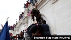 Clădirea Capitoliului luată cu asalt de protestatarii pro-Trump, 6 ianuarie 2021