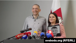 Svetlana și Serghei Țihanovski susțin o conferință de presă la o zi de la eliberarea lui Serghei din închisorile regimului Lukșenko