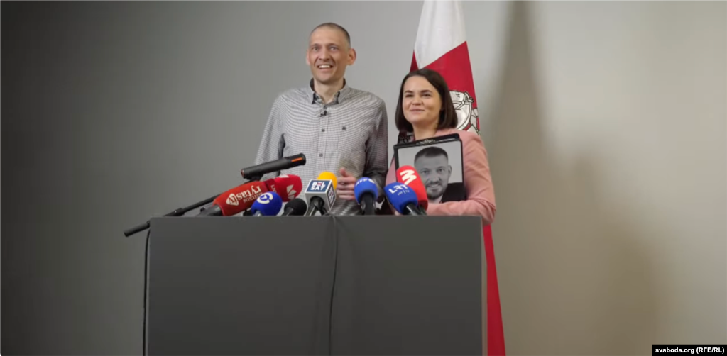 Светлана и Сергей Тихановские, брифинг освобожденных белорусских политзаключенных в Вильнюсе, 22 июня 2025 г.