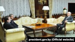 Presidenti i Bjellorusisë, Alyaksandr Lukashenka gjatë takimit me Bogoljub Kariq, bashkëpronar i kompanisë ndërkombëtare "Vëllezërit Kariq" dhe deputetin serb, konsull nderi të Bjellorusisë në Beograd Dragomir Kariq në Minsk më 22 qershor 2015. 