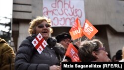 Представители оппозиции также уверены, что Бидзина Иванишвили пытается избавиться от неугодного СМИ