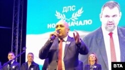 Кметът на Кърджали Ерол Мюмюн говори на заключителния митинг-концерт на "ДПС - Ново начало", 25 октомври 2024 г.