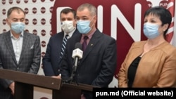 Liderii PUN Anatol Șalaru (stânga), Octavian Țîcu (centru) și Ana Guțu după o întrevedere cu Eugen Tomac, fostul președinte al partidului lui Traian Băsescu PMP