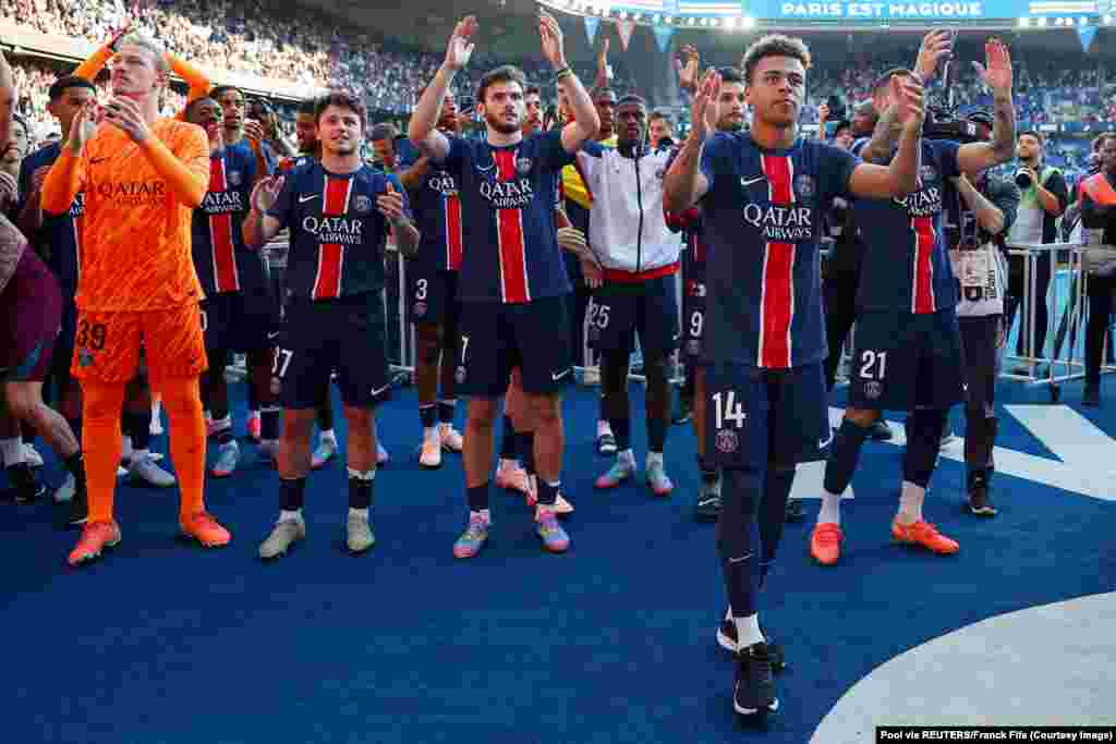 Игроки ПСЖ Матвей Сафонов, Жоао Невеш, Хвича Кварацхелия и Дезире Дуэ празднуют победу в Лиге 1. REUTERS/Франк Фифф.