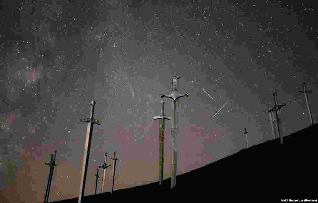 Fotografija prikazuje kometu C/2023 A3-Sučinšan-ATLAS, meteore i tragove satelita na noćnom nebu iznad memorijalnog kompleksa Bitke kod Didgorija u Didgoriju, Gruzija.