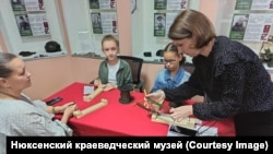 Плетение "браслетов жизни" в музее