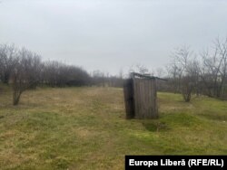 Toaletă din curtea unui post de Poliție din județul Argeș.