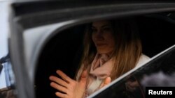 Eva Kaili, az Európai Parlament korrupcióval vádolt volt alelnöke megérkezik a lakására, miután kiengedték az előzetes letartóztatásból Brüsszelben, 2023. április 14-én 