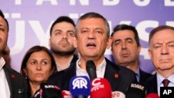 Ozgur Ozel (centru), liderul principalului partid de opoziție din Turcia, Partidul Popular Republican (CHP).