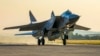 Un avion de vânătoare rusesc MiG-31 care transporta o rachetă Kinjal decolează de la baza aeriană Hemeimeem din Siria, în 2021.