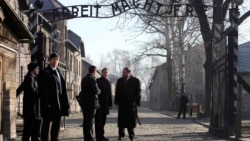 Дэвид Кэмерон на экскурсии в Освенциме