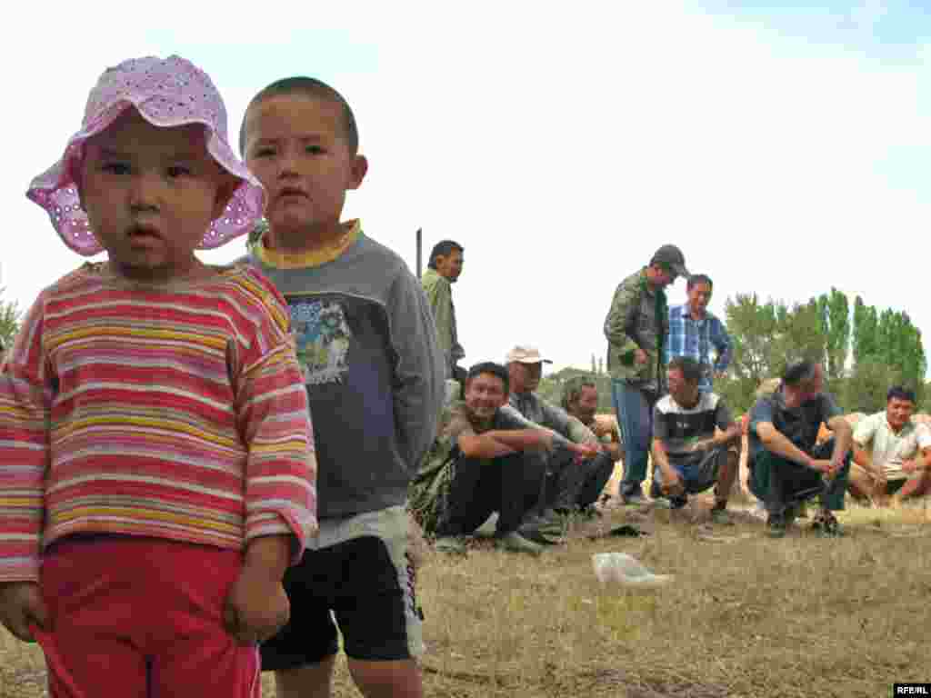 На самооборону жителей поселка Красный Трудовик пришли посмотреть и их дети. - На самооборону жителей поселка Красный Трудовик пришли посмотреть и их дети. 