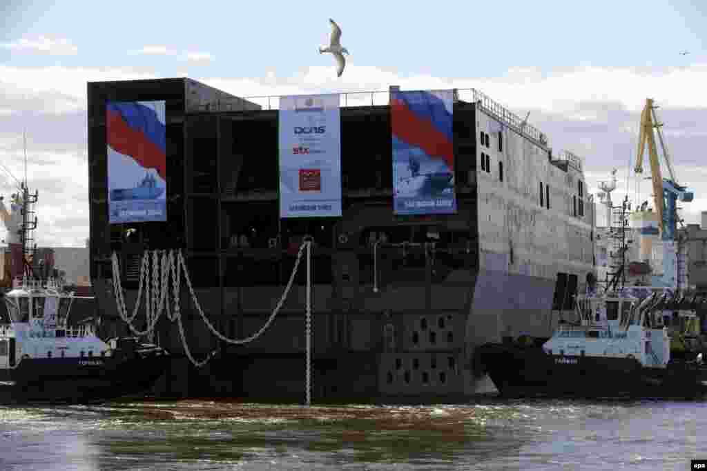 Строительство одной из секций второго вертолетоносца класса "Мистраль" на стапелях "Балтийского завода" в Санкт-Петербурге, апрель 2014 года