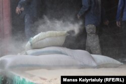 Мешок комбикорма в прошлом году стоил тысячу тенге, в этом году — две тысячи. На фото — выгрузка на станции Шетпе