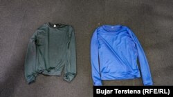 Dy bluzat që ka blerë Arbeni në një dyqan online.