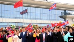 Verikoranët duke mirëpritur zyrtarin e lartë kinez në Phenian.