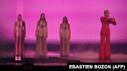 Український гурт Ziferblat, який представляє Україну з піснею Bird of Pray, під час виступу в першому півфіналі пісенного конкурсу «Євробачення 2025». Базель, Швейцарія, 13 травня 2025 року