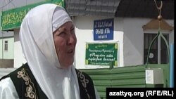 Айша Оразбай возле мечети "Абиш-ата", Астана 2011 год. 