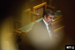 Hadházy Ákos ma már független parlamenti képviselő, a képen még az LMP parlamenti képviselőjeként az Országgyűlés plenáris ülésén 2018. június 4-én.