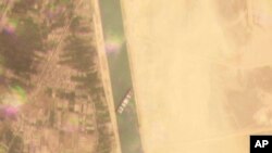 Satelitska slika prikazuje teretni brod 'Ever Given' zaglavljen u Sueskom kanalu u blizini Sueza, Egipat, utorak, 23. marta 2021. 