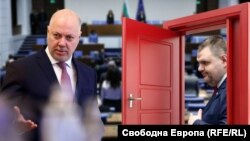 Колаж със снимки на премиера от ГЕРБ Росен Желязков и лидера на „ДПС – Ново начало“ Делян Пеевски на фона на кадър от заседание на парламента