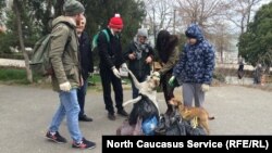 Активисты в Махачкале убрали мусор на городском пляже